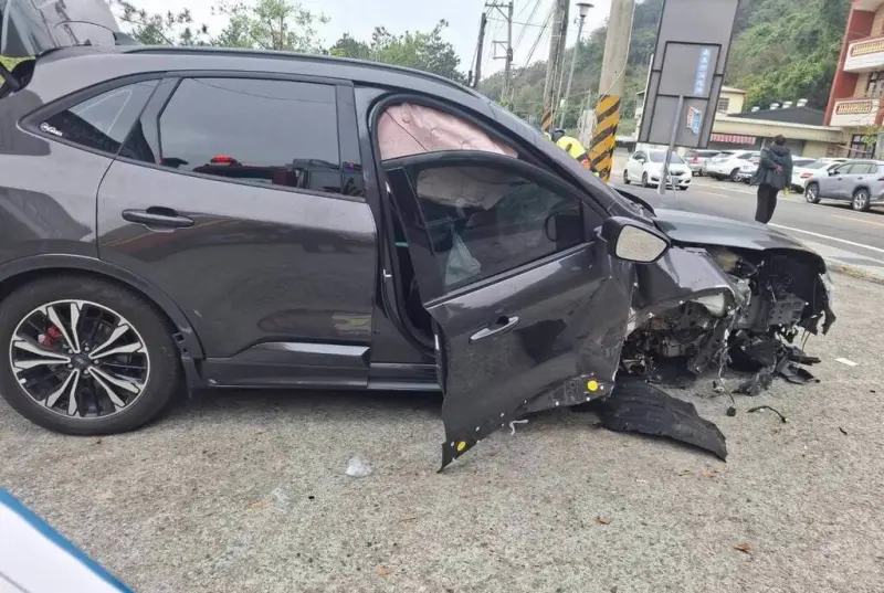 ▲古秀英座車自撞橋墩後，被甩到90度旋轉、停在肇事地點旁的空地。（圖／民眾提供，2025.02.24）