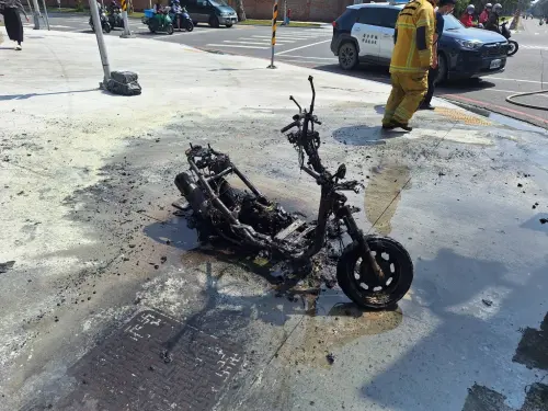 ▲高雄男子柳姓婦人騎機車時，機車因不明原因自燃，整台機車被燒得只剩骨架。（圖／警方提供）