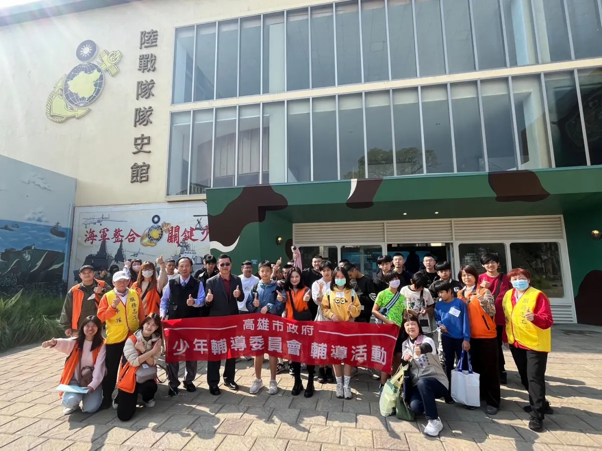 ▲高市警局少年隊隊長陳仁正陪同少年們一同參館體驗及大合照。(圖／高市警局少年隊提供)