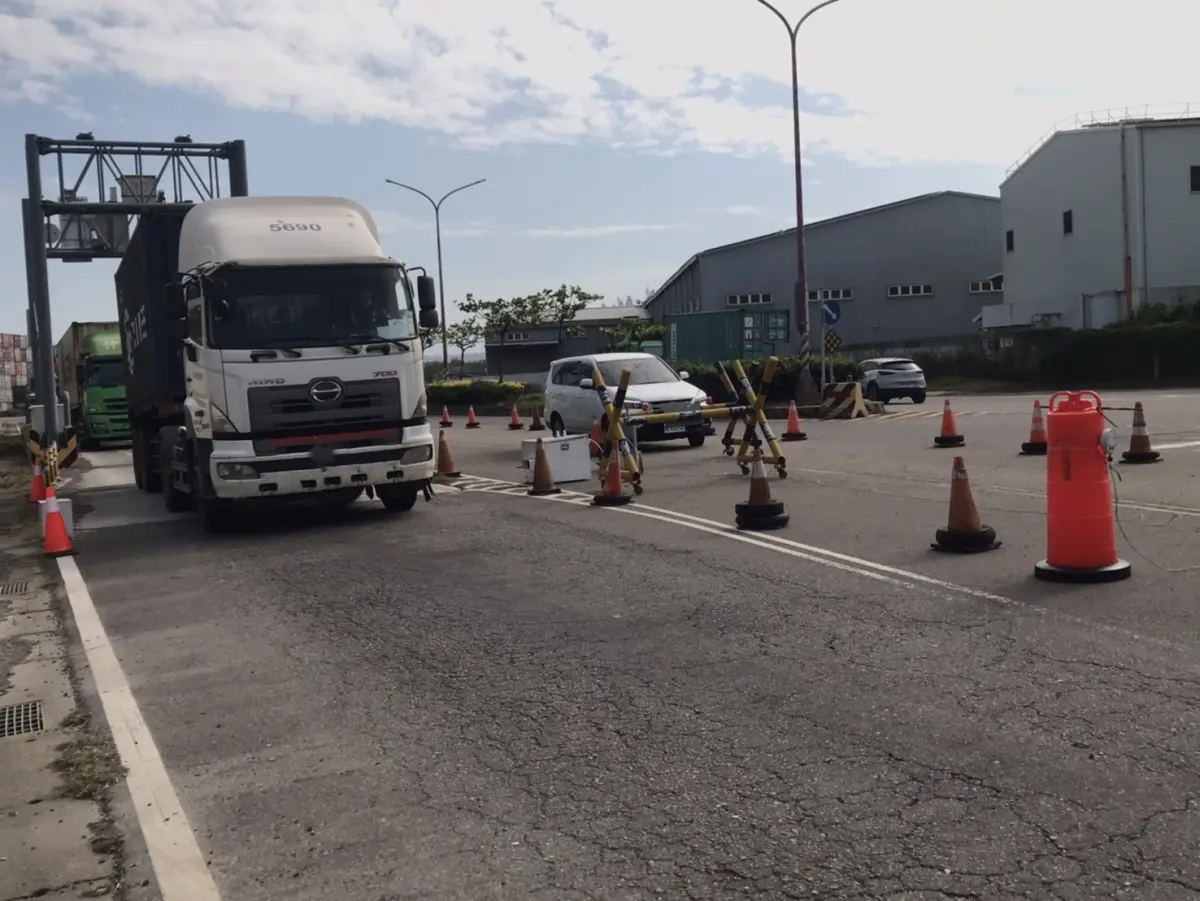 ▲科技執法，台中市環保局導入光學遙測技術，有效取締看不到的車輛排污。（圖／環保局提供）