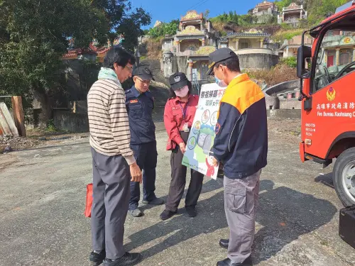 ▲清明節掃墓期間高市消防局第六大隊除假日排定公墓巡邏外也特別派員向掃墓民眾宣導「四不二記得」原則。(圖/高市消防局第六大隊提供) ▲清明節掃墓期間高市消防局第六大隊除假日排定公墓巡邏外也特別派員向掃墓民眾宣導「四不二記得」原則。(圖/高市消防局第六大隊提供)