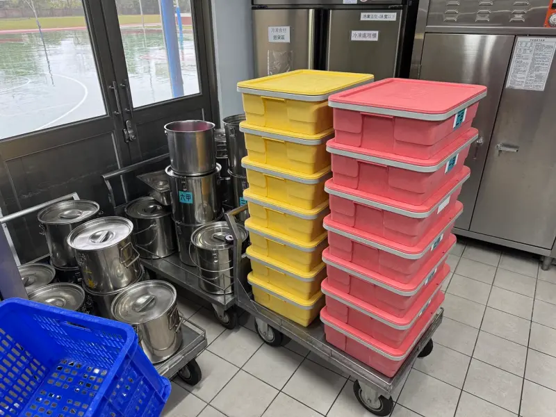 ▲部分縣市陸續宣布國中小營養午餐免費，遭質疑是為了政策買票。（圖／國教署）