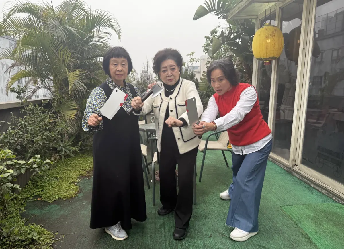 ▲李昂（左起）、陳淑芳、楊麗音為了《殺夫》重映再相逢，擺出肅殺的逗趣表情。李昂透露當年到現場探班都沒辦法看夏文汐拍激情場面，大讚陳淑芳的假閨密角色夠狠。（圖／記者蘇詠智攝）