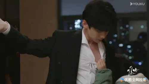 ▲白敬亭（如圖）在劇中曾被章若楠扯開襯衫。（圖／優酷華語劇場-APP搶先看 YouTube）