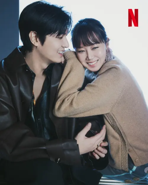 李敏鎬(左)、孔曉振(右)主演的《問問星星吧》播出前因劇本新穎,加上超強演員卡司,原本備受期待,不料播出後卻負評滿滿,收視率直落千丈。(圖/Netflix) ▲李敏鎬(左)、孔曉振(右)主演的《問問星星吧》播出前因劇本新穎,加上超強演員卡司,原本備受期待,不料播出後卻負評滿滿,收視率直落千丈。(圖/Netflix)
