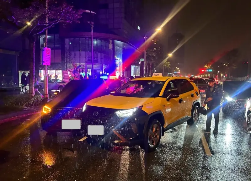 ▲台北富邦勇士外籍球員石博恩，23日開車行經信義區松壽路時，和一輛計程車發生碰撞，事後石博恩還在網路發文怒批「計程車司機最差」引發討論。（圖／警方提供）