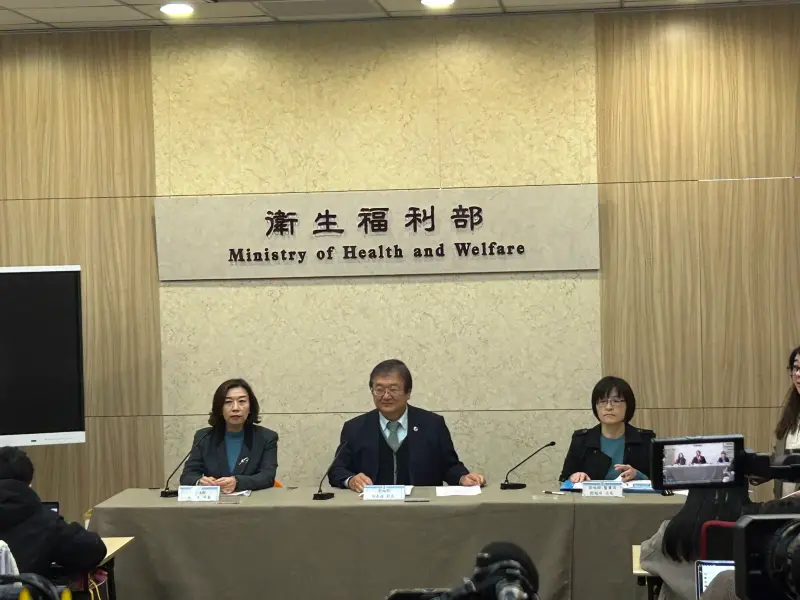 ▲衛福部長邱泰源（中）說明因應醫院壅塞，衛福部強化三大因應策略。（圖／記者鄭妤安攝影）