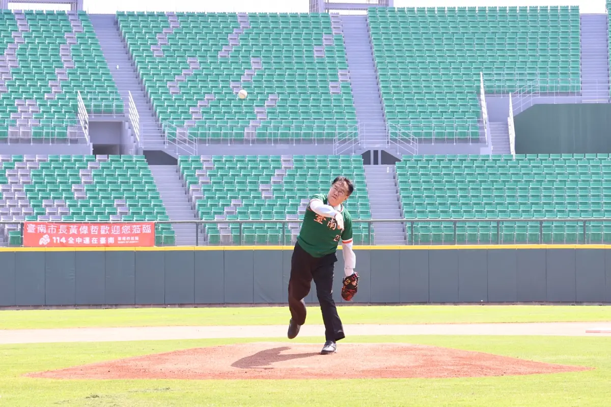 ▲臺南亞太成棒主球場今天首場比賽由韓國職棒NC恐龍隊與台鋼雄鷹進行交流賽，市長黃偉哲受邀到場為賽事開球。（圖／南市府提供）