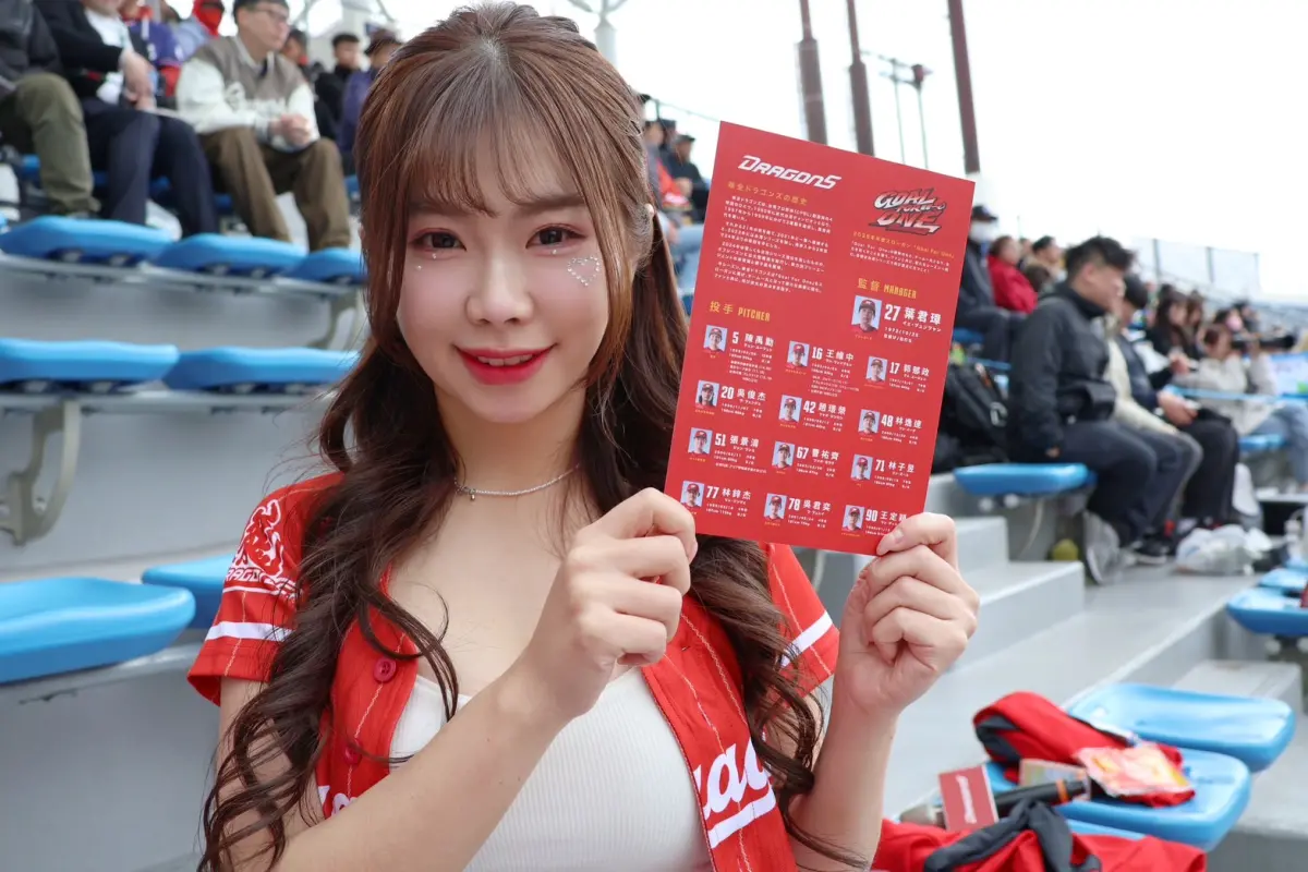 ▲比賽期間應援團長與啦啦隊成員「賴可」和「詩雅」，帶領球迷在看台上熱情應援，球團也特別製作日文版球員介紹，並免費發送給到場的每一位觀眾。（圖／味全龍提供）