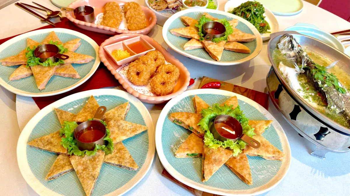 ▲台灣人最愛的「月亮蝦餅」，泰國還真吃不到！以道地金錢蝦餅為靈感，瓦城1990年首創、至今35周年，每年熱銷近百萬份，開賣「黑松露月亮」新口味，並亮相全新網美街邊店「瓦城兩廳院店」。（圖／記者蕭涵云攝）