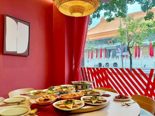 月亮蝦餅年賣百萬份!瓦城「黑松露月亮」新開賣 網美街邊店亮相 ▲全新亮相的網美街邊店「瓦城兩廳院店」,窗外看得見美美的台北市國家戲劇院。(圖/記者蕭涵云攝)