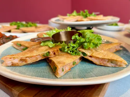 月亮蝦餅年賣百萬份!瓦城「黑松露月亮」新開賣 網美街邊店亮相 ▲瓦城首創「月亮蝦餅」約一公分厚度最能展現美味。(圖/記者蕭涵云攝)