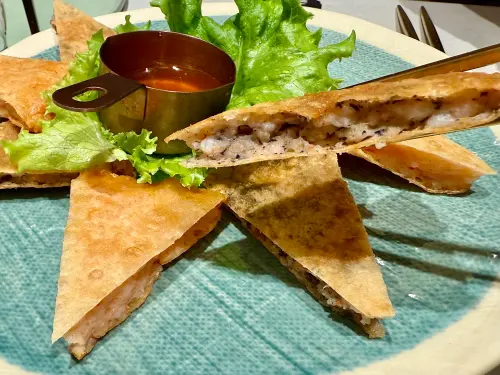 月亮蝦餅年賣百萬份!瓦城「黑松露月亮」新開賣 網美街邊店亮相 ▲全新期間限定「黑松露月亮蝦餅」元,濃郁松露風味明顯。(圖/記者蕭涵云攝)