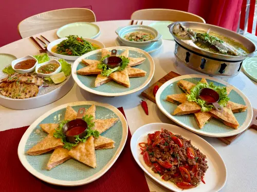 月亮蝦餅年賣百萬份!瓦城「黑松露月亮」新開賣 網美街邊店亮相 ▲瓦城人氣菜色:主廚BBQ松阪豬、檸檬清蒸魚、綠咖哩椰汁雞、辣炒空心菜、辣炒牛肉。(圖/記者蕭涵云攝)