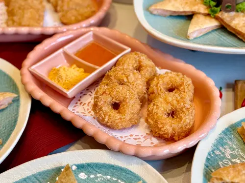 月亮蝦餅年賣百萬份!瓦城「黑松露月亮」新開賣 網美街邊店亮相 ▲瓦城不少店員都私下推薦「蝦滋圈」390元。(圖/記者蕭涵云攝)