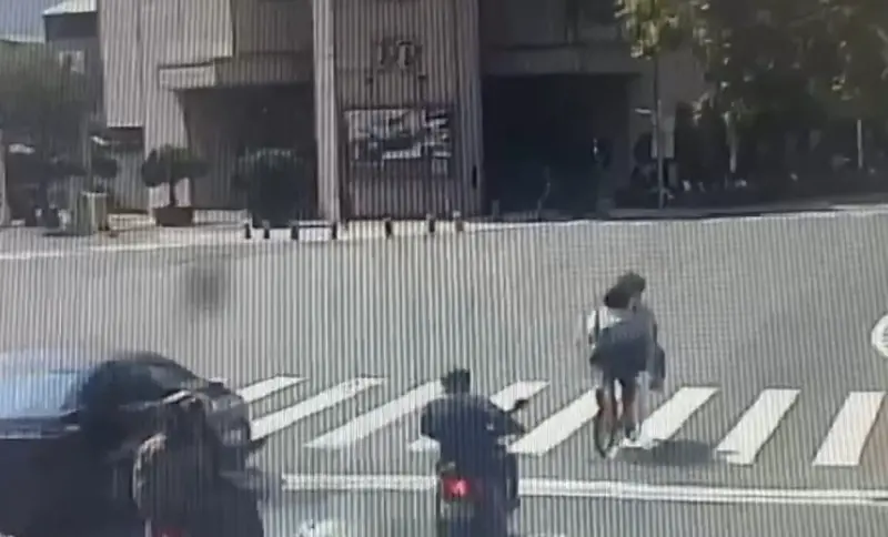 ▲高雄市兩名男子共乘一輛YouBike單車。新興分局自強所表示，將依違反道路交通管理處罰條例規定告發違規。(圖／高市警局新興分局提供)