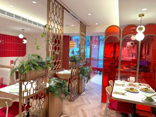 月亮蝦餅年賣百萬份!瓦城「黑松露月亮」新開賣 網美街邊店亮相 ▲輕奢度假氛圍的「瓦城兩廳院店」,讓人眼睛一亮。(圖/記者蕭涵云攝)