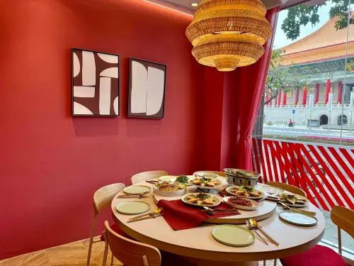 月亮蝦餅年賣百萬份!瓦城「黑松露月亮」新開賣 網美街邊店亮相 ▲「瓦城兩廳院店」包廂低消6000元,最多可坐到10人。(圖/記者蕭涵云攝)