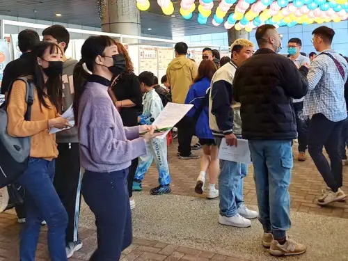 ▲高雄市政府勞工局舉辦樂業高雄幸福融融徵才活動,吸引許多民眾到場參與。(圖/高雄市勞工局提供) ▲高雄市政府勞工局舉辦樂業高雄幸福融融徵才活動,吸引許多民眾到場參與。(圖/高雄市勞工局提供)