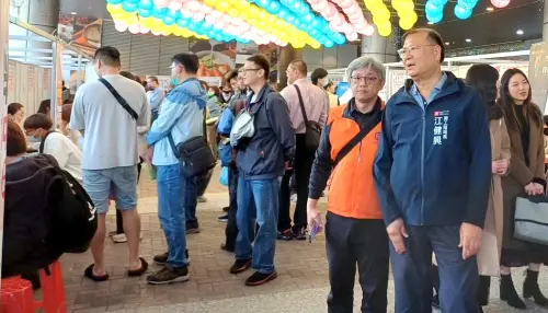 ▲高雄市政府勞工局局長江健興到場瞭解徵才情形。(圖/高雄市勞工局提供) ▲高雄市政府勞工局局長江健興到場瞭解徵才情形。(圖/高雄市勞工局提供)