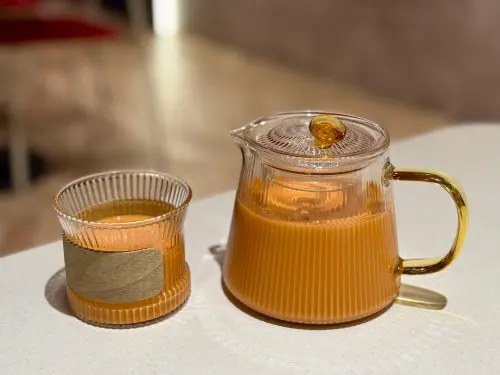 月亮蝦餅年賣百萬份!瓦城「黑松露月亮」新開賣 網美街邊店亮相 ▲「瓦城兩廳院店」為用餐增添儀式感,啟用全新餐具,連泰式奶茶也改以玻璃壺裝,容量與價格不同於其他店面,小漲20元。(圖/記者蕭涵云攝)