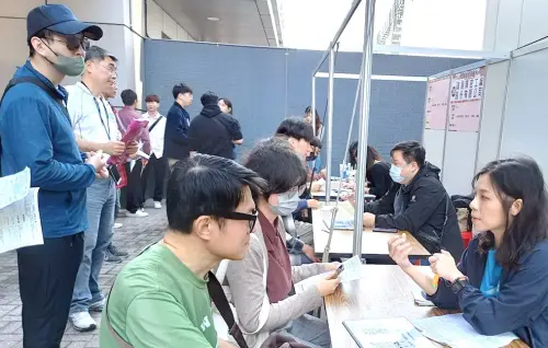 ▲高雄市政府勞工局舉辦樂業高雄幸福融融徵才活動,參與廠商在場進行面試。(圖/高雄市勞工局提供) ▲高雄市政府勞工局舉辦樂業高雄幸福融融徵才活動,參與廠商在場進行面試。(圖/高雄市勞工局提供)