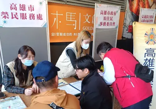 ▲高雄市榮民服務處參與高雄市政府勞工局所舉辦的樂業高雄幸福融融大型徵才活動。(圖/高雄市榮民服務處提供) ▲高雄市榮民服務處參與高雄市政府勞工局所舉辦的樂業高雄幸福融融大型徵才活動。(圖/高雄市榮民服務處提供)