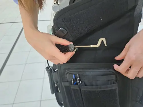 每當北捷車廂門被異物卡住,站長就會以百米奔跑的速度前往月臺,拿出「虎克船長」彎鉤造型的「異物排除工具」。(圖/台北捷運公司) ▲每當北捷車廂門被異物卡住,站長就會以百米奔跑的速度前往月臺,拿出「虎克船長」彎鉤造型的「異物排除工具」。(圖/台北捷運公司)