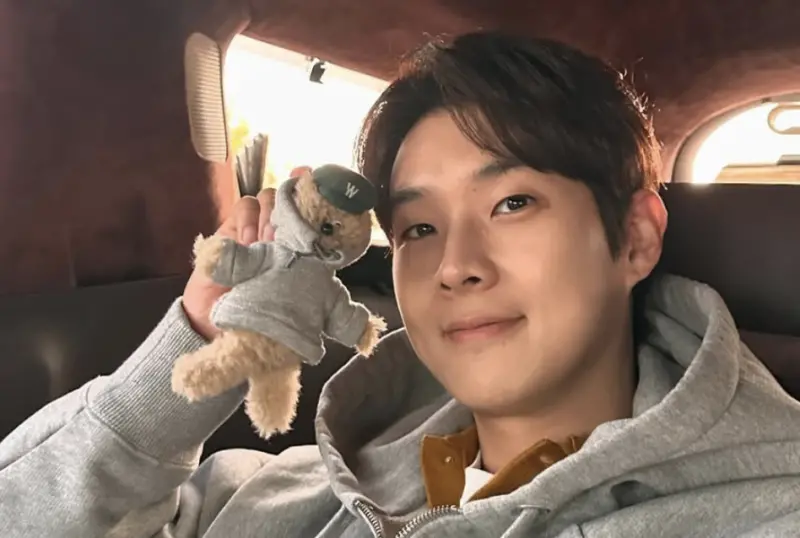 ▲由韓國演員崔宇植（如圖）與庭沼珉共同主演全新浪漫喜劇《宇宙Marry me》即將在2025下半年登場，為了守住超高級新婚房，庭沼珉誤打誤撞找上崔宇植，兩人就此展開荒唐卻甜蜜的假夫妻生活！（圖／崔宇植 IG）