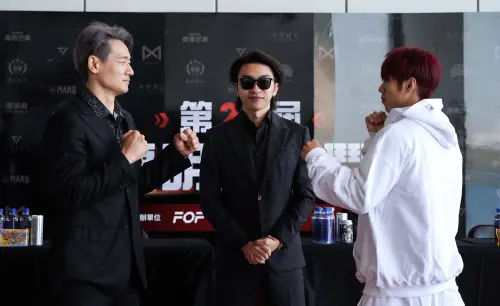 拳願 ▲台灣格鬥傳奇「金鋼刀」張景雄(左),拳願執行長秋偉(中),曾為館長弟子的中二病館長李育昇(右)。(圖/拳願明星格鬥賽提供)