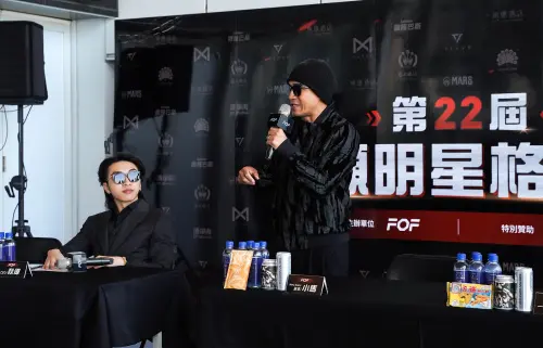 小馬 拳願 ▲以贊助商董事身分出席的資深藝人小馬(右),支持拳願明星格鬥賽推廣發展全國素人參與技擊運動的初衷。(圖/拳願明星格鬥賽提供)