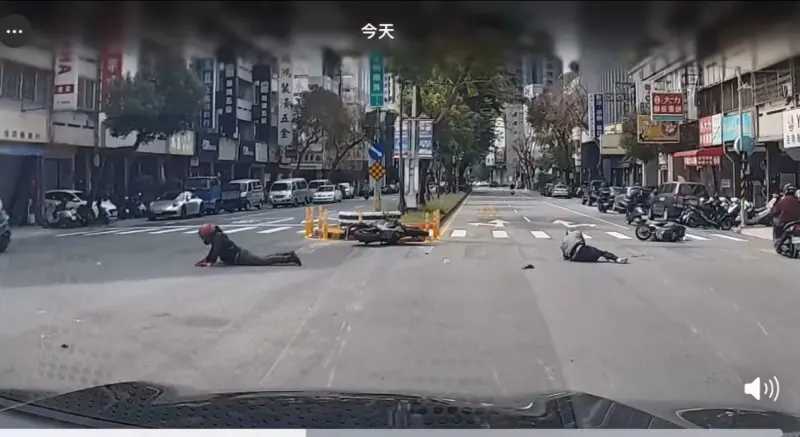 ▲ 54歲陳姓騎士變換車道，和直行車、重機騎士擦撞，兩人當場彈飛。（圖／threads網友supreme38提供）