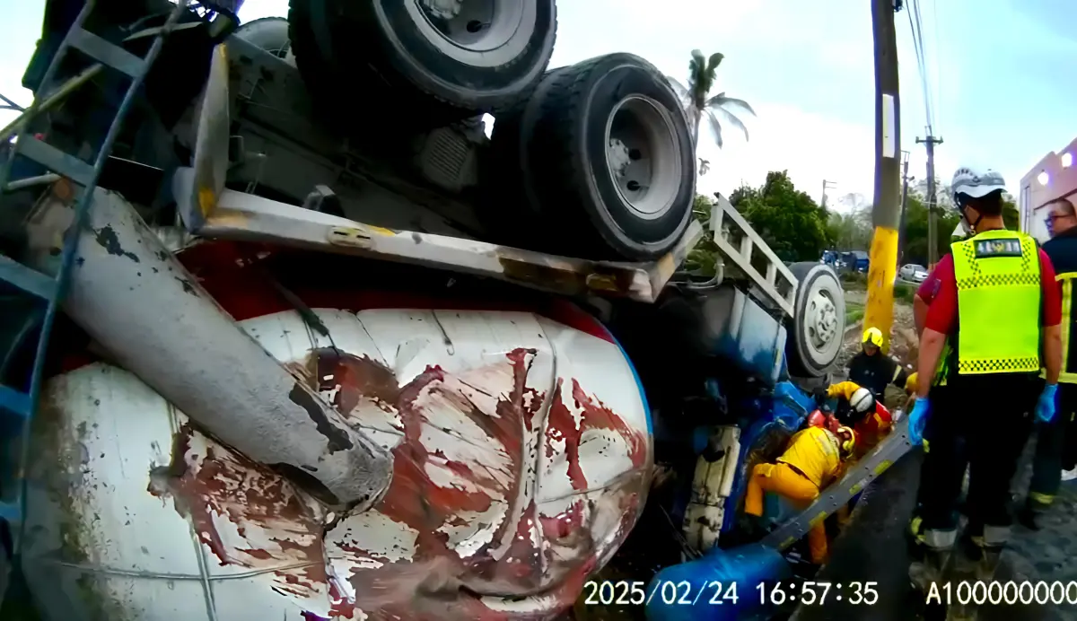 ▲屏東縣里港鄉24日下午，發生一起水泥預拌車翻覆田中交通事故。（圖／記者莊全成翻攝）