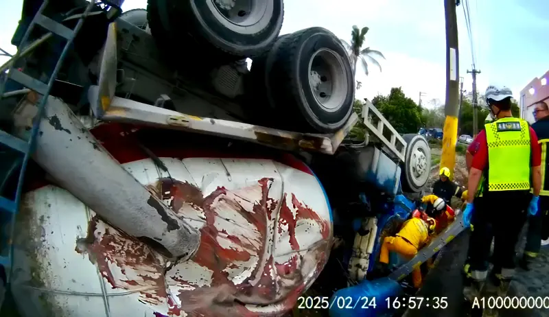 ▲屏東縣里港鄉24日下午，發生一起水泥預拌車翻覆田中交通事故。（圖／記者莊全成翻攝）