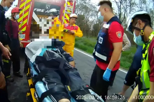 ▲里港警消人員合力將受困駕駛座的吳男駕駛救出送醫。（圖／記者莊全成翻攝）