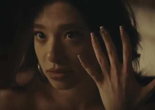 ▲25歲的麥琪麥迪遜,因在《艾諾拉》演活對未來還有夢想的應召女,登上本屆奧斯卡影后寶座,該片的強勁氣勢也為她封后大有加持。(圖/摘自IMDb) ▲25歲的麥琪麥迪遜,因在《艾諾拉》演活對未來還有夢想的應召女,登上本屆奧斯卡影后寶座,該片的強勁氣勢也為她封后大有加持。(圖/摘自IMDb)