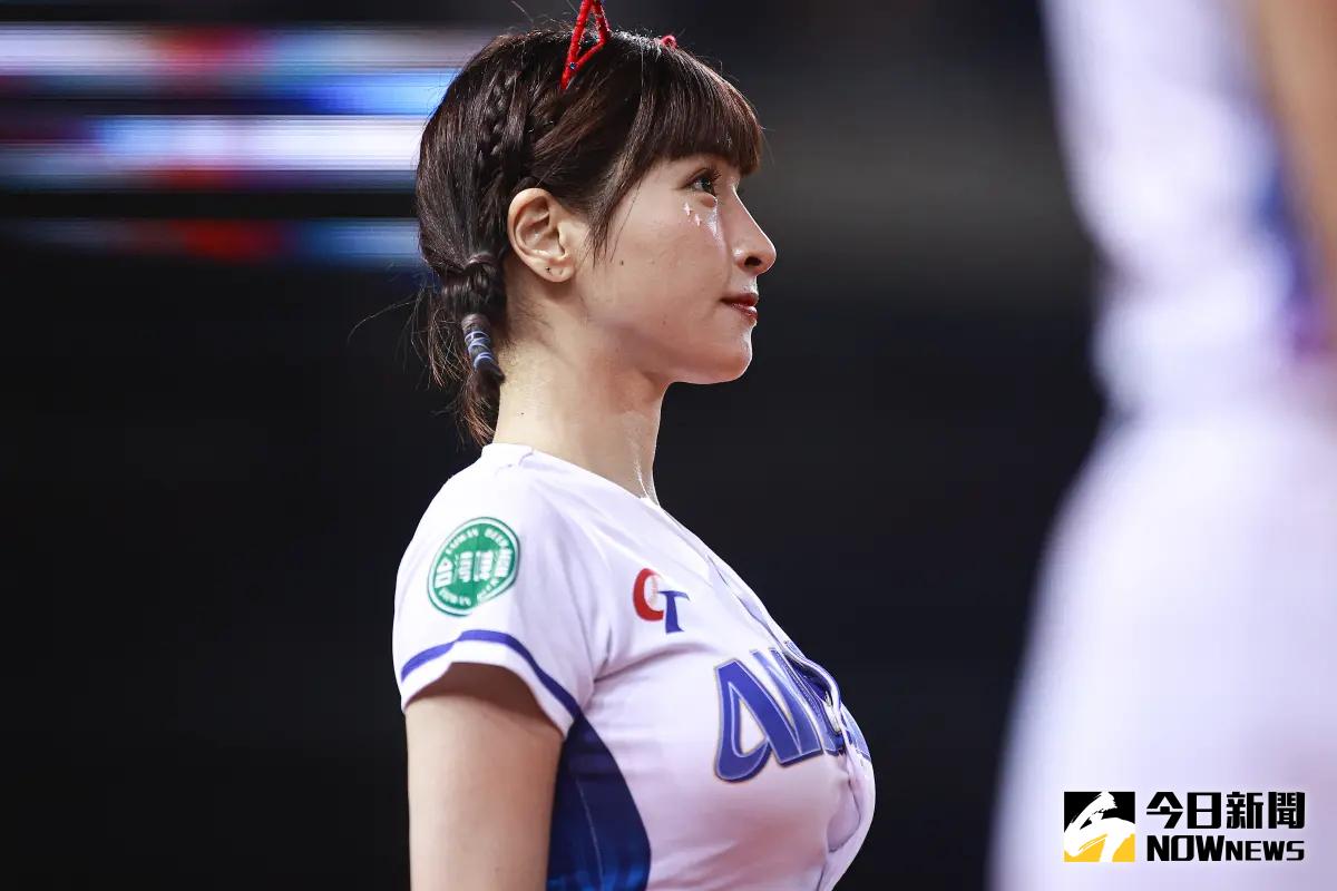 ▲峮峮目前任職於「Passion Sisters」，這次在WBCQ世界棒球經典賽資格賽中，領軍啦啦隊女孩跳開場舞，好身材成為關注焦點，而球迷也討論峮峮高顏值加上親民、活力十足是走紅關鍵。（圖／記者葉政勳攝）