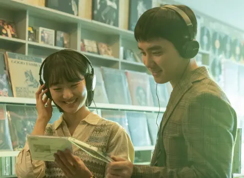 ▲《給我一首琴的時間》是《不能說的秘密》韓國翻拍版本,維持浪漫唯美的風格,適合情侶共賞。(圖/摘自IMDb) ▲《給我一首琴的時間》是《不能說的秘密》韓國翻拍版本,維持浪漫唯美的風格,適合情侶共賞。(圖/摘自IMDb)