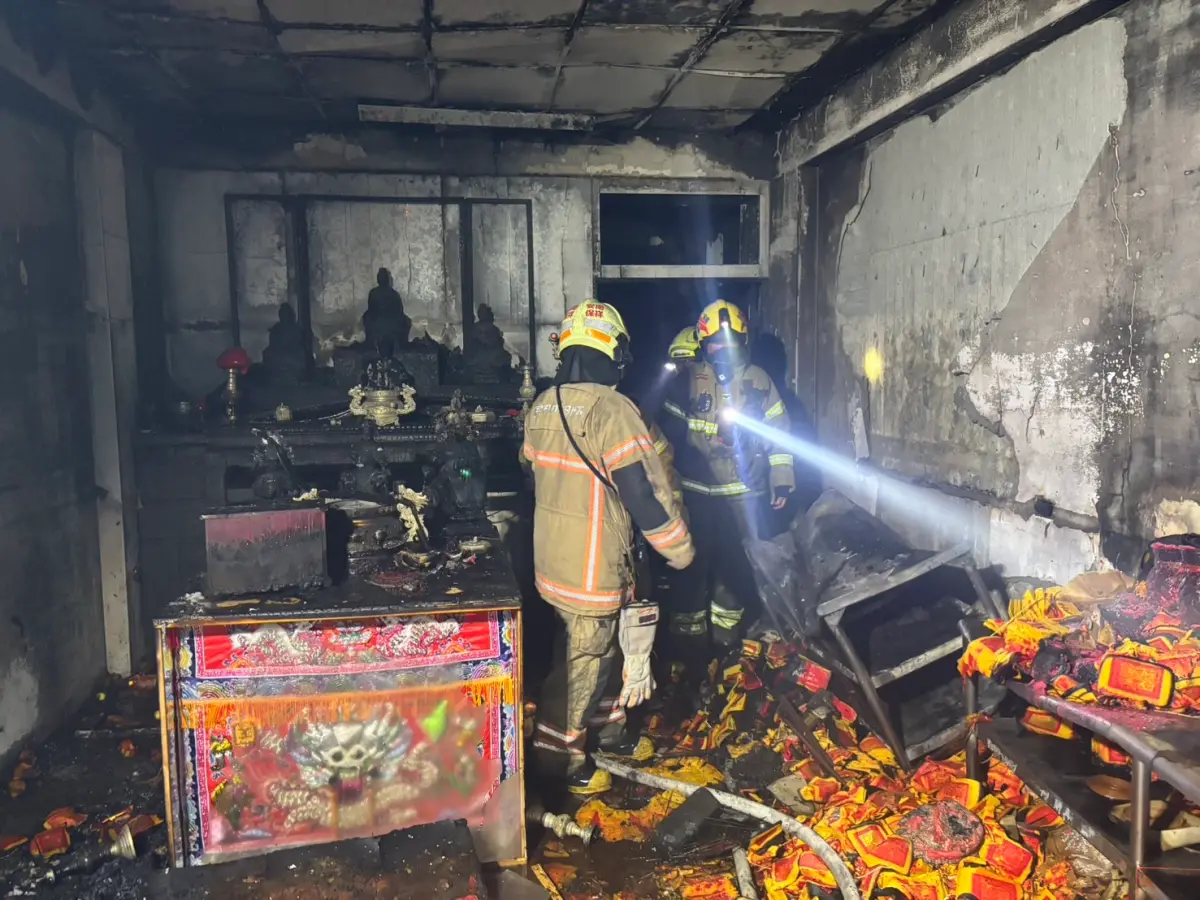 ▲台南安南區功安三街某處透天民宅，在今（24）日晚間9點多，一樓客聽突然起火延燒，造成3名住戶一度受困。（圖／翻攝畫面）