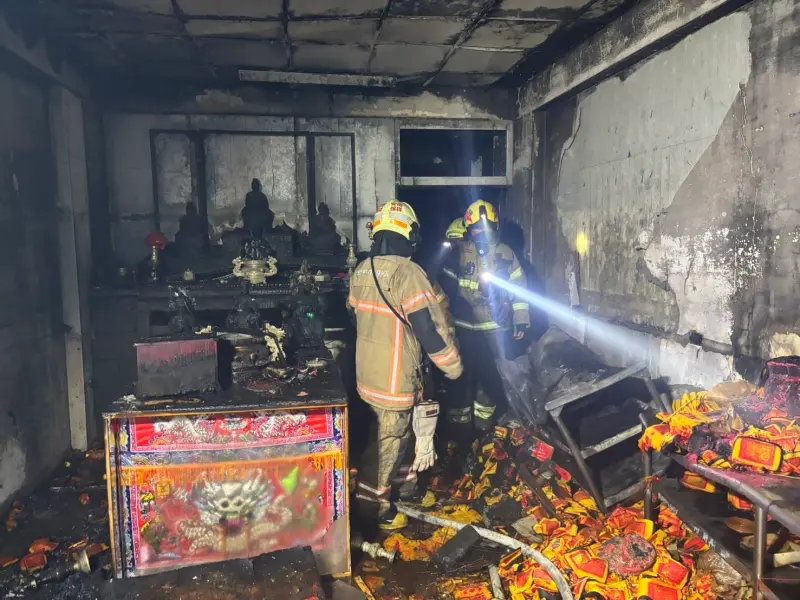 ▲台南安南區功安三街某處透天民宅，在今（24）日晚間9點多，一樓客聽突然起火延燒，造成3名住戶一度受困。（圖／翻攝畫面）