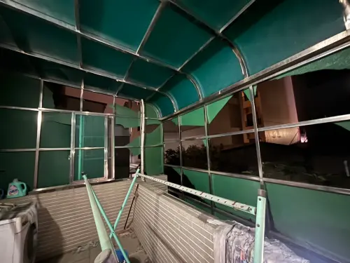 台南安南區功安三街某處透天民宅,在今(24)日晚間9點多,一樓客聽突然起火延燒,造成3名住戶一度受困。(圖/翻攝畫面) ▲台南安南區功安三街某處透天民宅,在今(24)日晚間9點多,一樓客聽突然起火延燒,造成3名住戶一度受困。(圖/翻攝畫面)