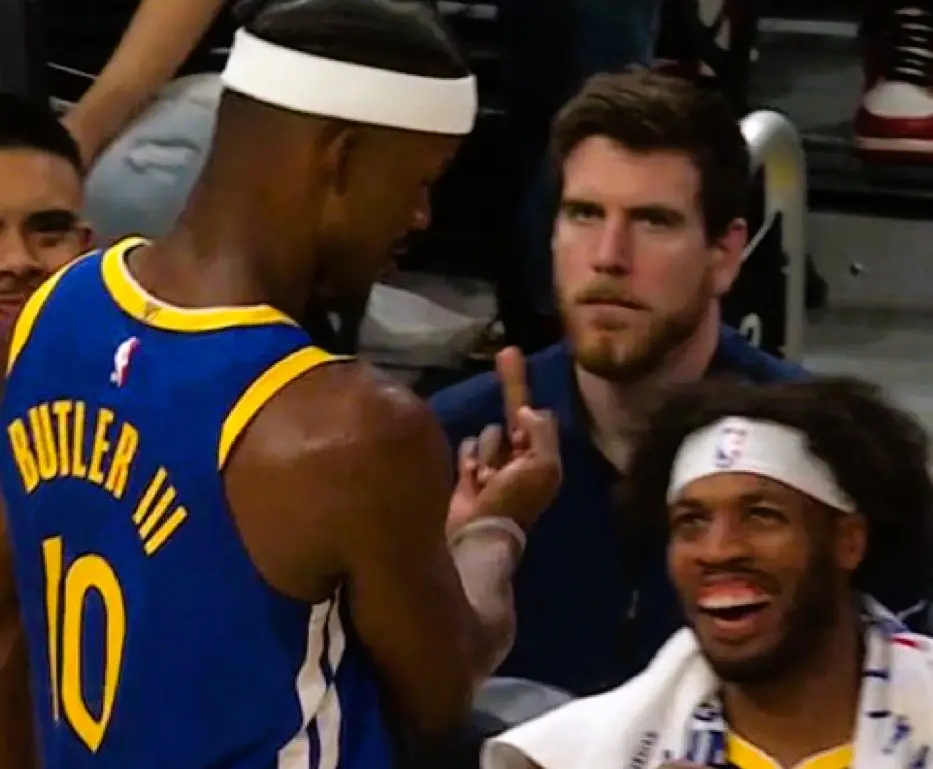 ▲Jimmy Butler對勇士隊友Buddy Hield比中指，引發熱議。（圖／取自IG Hoop Centra）