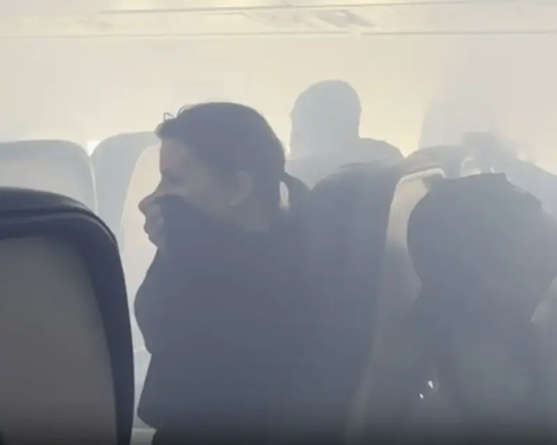 ▲達美航空一架從亞特蘭大飛往南卡羅來納州的班機，因機艙內突然瀰漫不明煙霧，被迫折返亞特蘭大。（圖／翻攝自abc news）