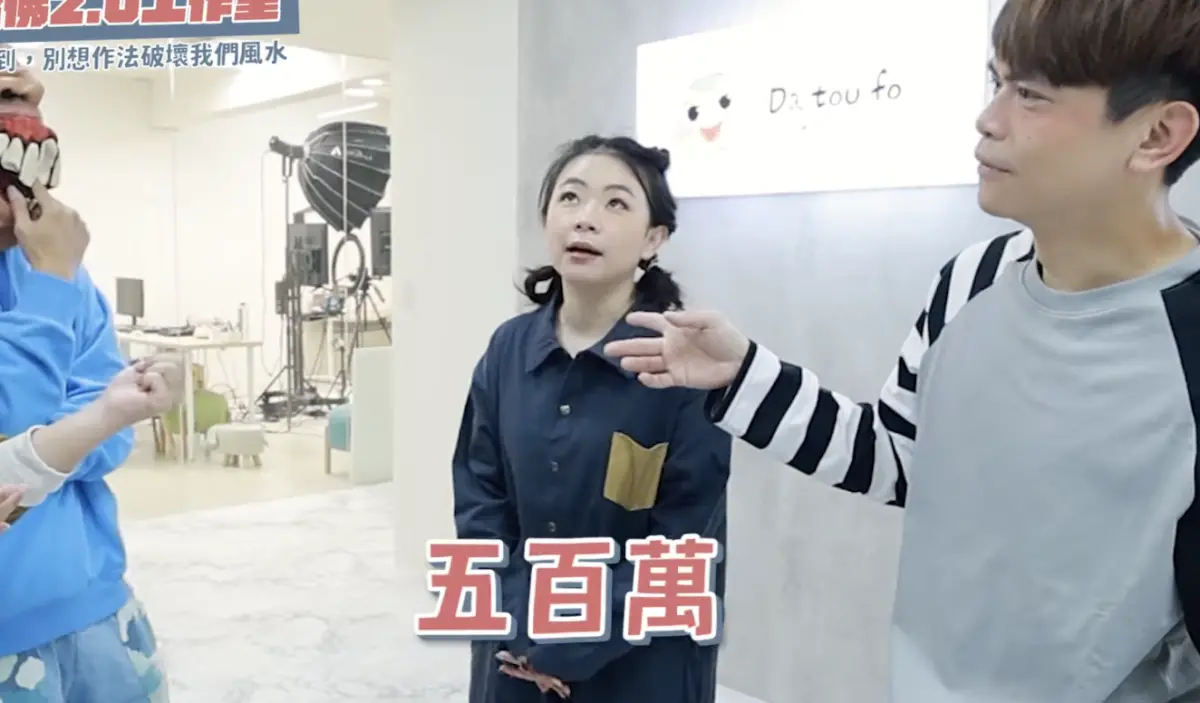 ▲蔡阿嘎（右1）和二伯（中間）在北投區租170坪的辦公室，耗資500萬裝潢，許多為了員工的貼心設計被粉絲讚是個暖心老闆。（圖／翻攝自YouTube 蔡阿嘎）