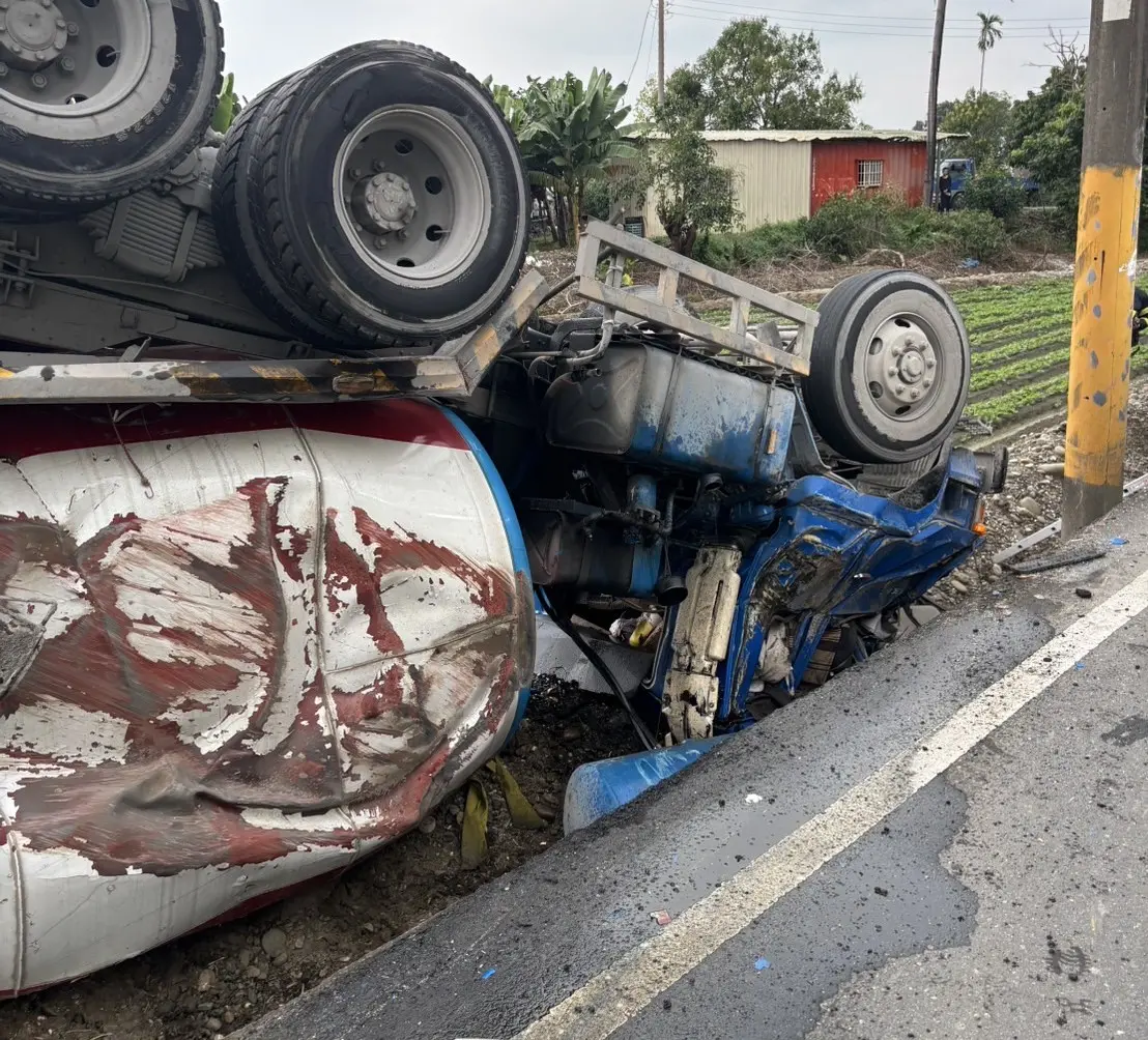 ▲一輛水泥預拌車翻覆在里港鄉土庫加油站往信國方向，54歲駕駛骨折、受困車內。（圖／屏東縣消防局提供）