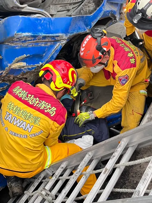 ▲屏東縣里港發生一起水泥預拌車翻覆車禍，消防隊員出動4車10人搶救受困的駕駛。（圖／屏東縣消防局提供）