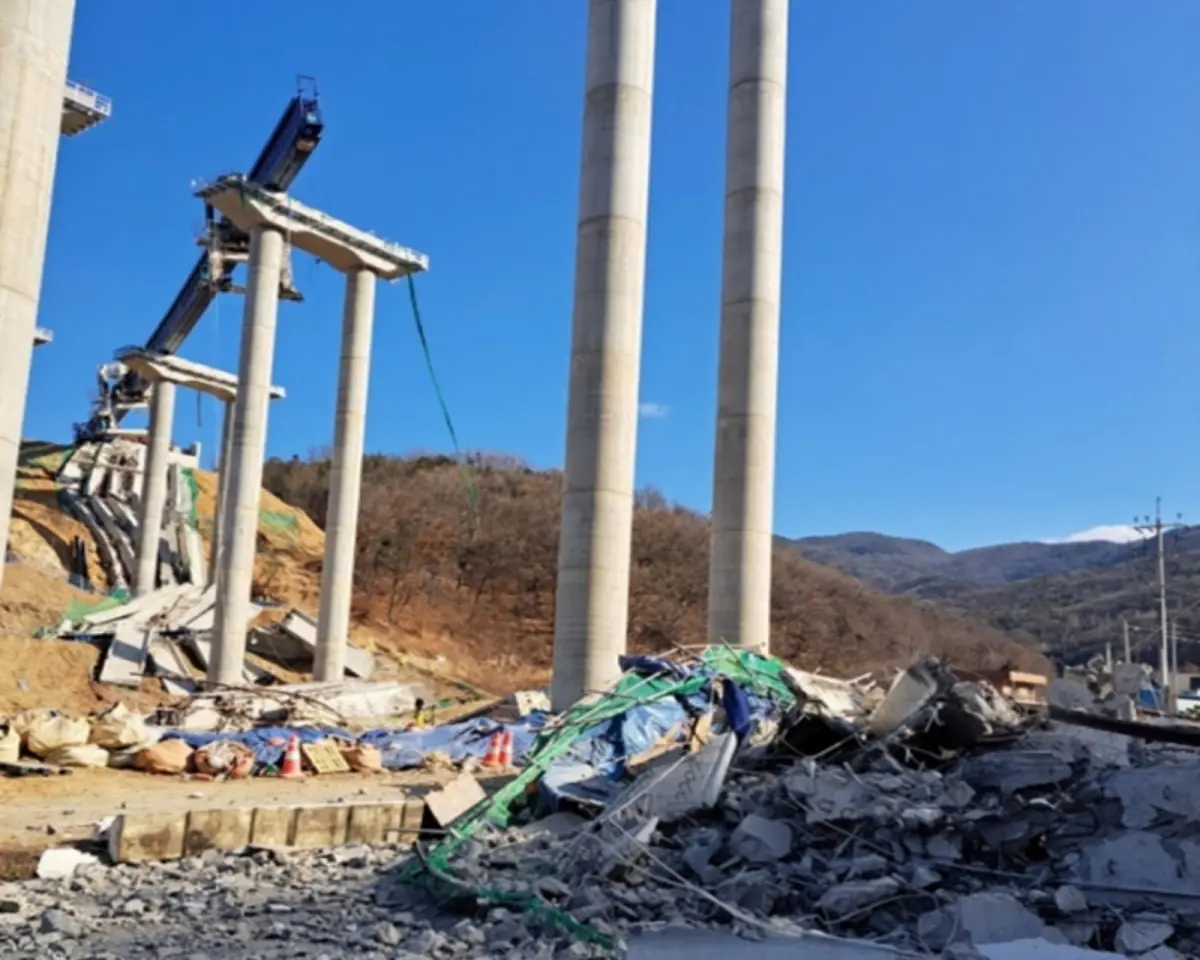 ▲韓國首爾世宗高速公路的忠清南道天安市路段，25日上午發生橋樑工地崩塌，已傳出傷亡。（圖／翻攝自X）