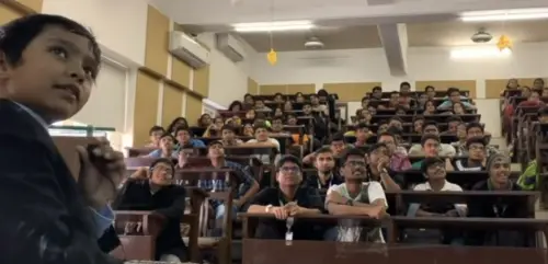 ▲艾薩克7歲起就擔任印度大學的客座教授。（圖／翻攝自臉書）