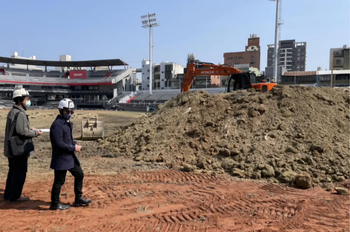 ▲新竹市立棒球場日前重啟覆土移除作業，結果竟從外野挖出大量廢棄物。（圖／新竹地檢署提供）