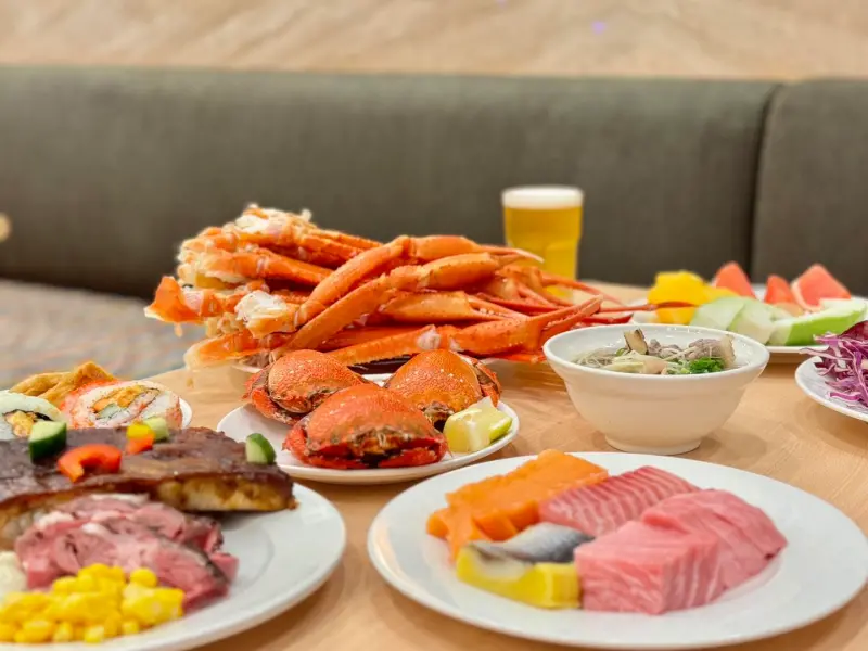 ▲福容大飯店花蓮的吃到飽餐廳推出超值海鮮盛宴，即日起到2025年03月29日，四人以上同行享用田園咖啡廳自助晚餐，每人只要999元，就能暢饗松葉蟹、三點蟹與牛排、台東在地特色菜無限吃。（圖／花蓮福容飯店提供）